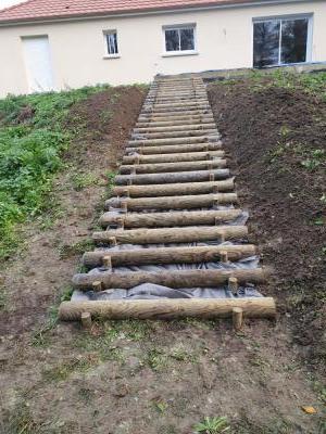 CRÉATION D'UN ESCALIER EN RONDIN DE BOIS ET LA POSE DE TOILE DE PAILLAGES