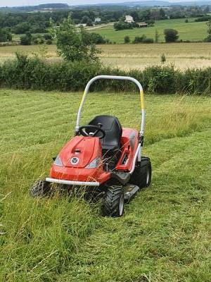 TONTE D'UN VERGER AVEC TRACTEUR TONDEUSE AUTOPORTÉ  DÉBROUSSAILLEUR