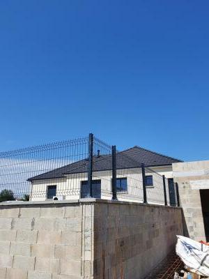 POSE D'UNE CLOTURE RIGIDE SUR MURET POSER SUR PLATINE