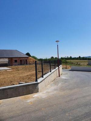 POSE D'UNE CLOTURE RIGIDE SUR MURET POSER SUR PLATINE