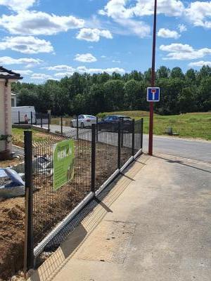 POSE D'UNE CLOTURE RIGIDE AVEC PLAQUE BÉTON